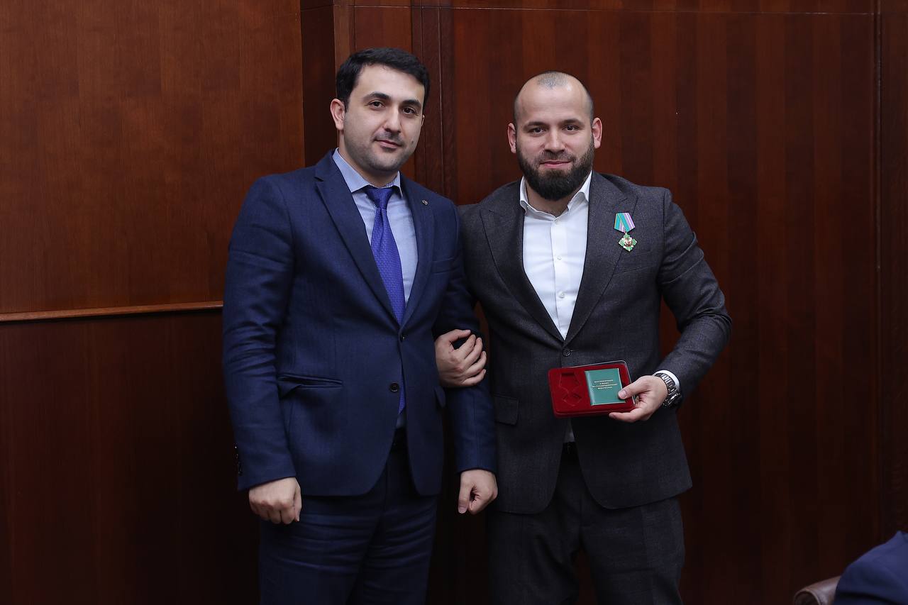 Министр по туризму и народным художественным промыслам Дагестана Эмин Мерданов награждён нагрудным знаком МИД России